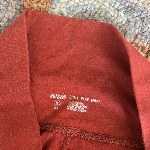 ✨ AERIE Keyhole Stretch Leggings – Burnt Rust Red – Size M ✨ - Picture 3 of 4